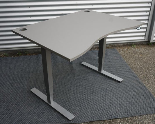 EFG hæve-sænkebord 120x90 i grå med elegant bue, set fra skrå vinkel med robust understel.