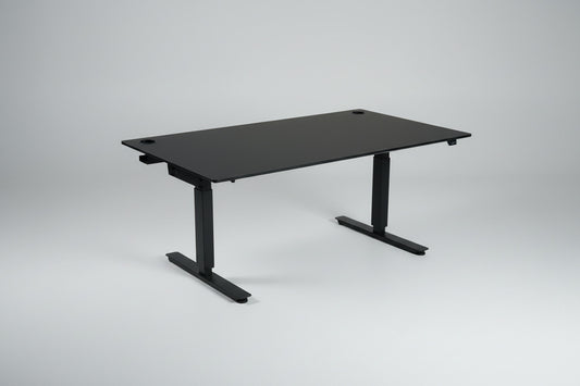 EFG hæve-sænkebord 160x90 cm med sort linoleumsbordplade, sort stel, 2 kabelgennemføringer og sort kabelbakke set forfra.