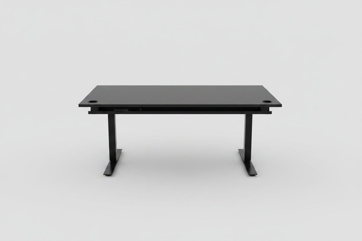 Bagfra af EFG hæve-sænkebord 160x90 cm med sort stel, 2 kabelgennemføringer og sort kabelbakke til effektiv kabelstyring.