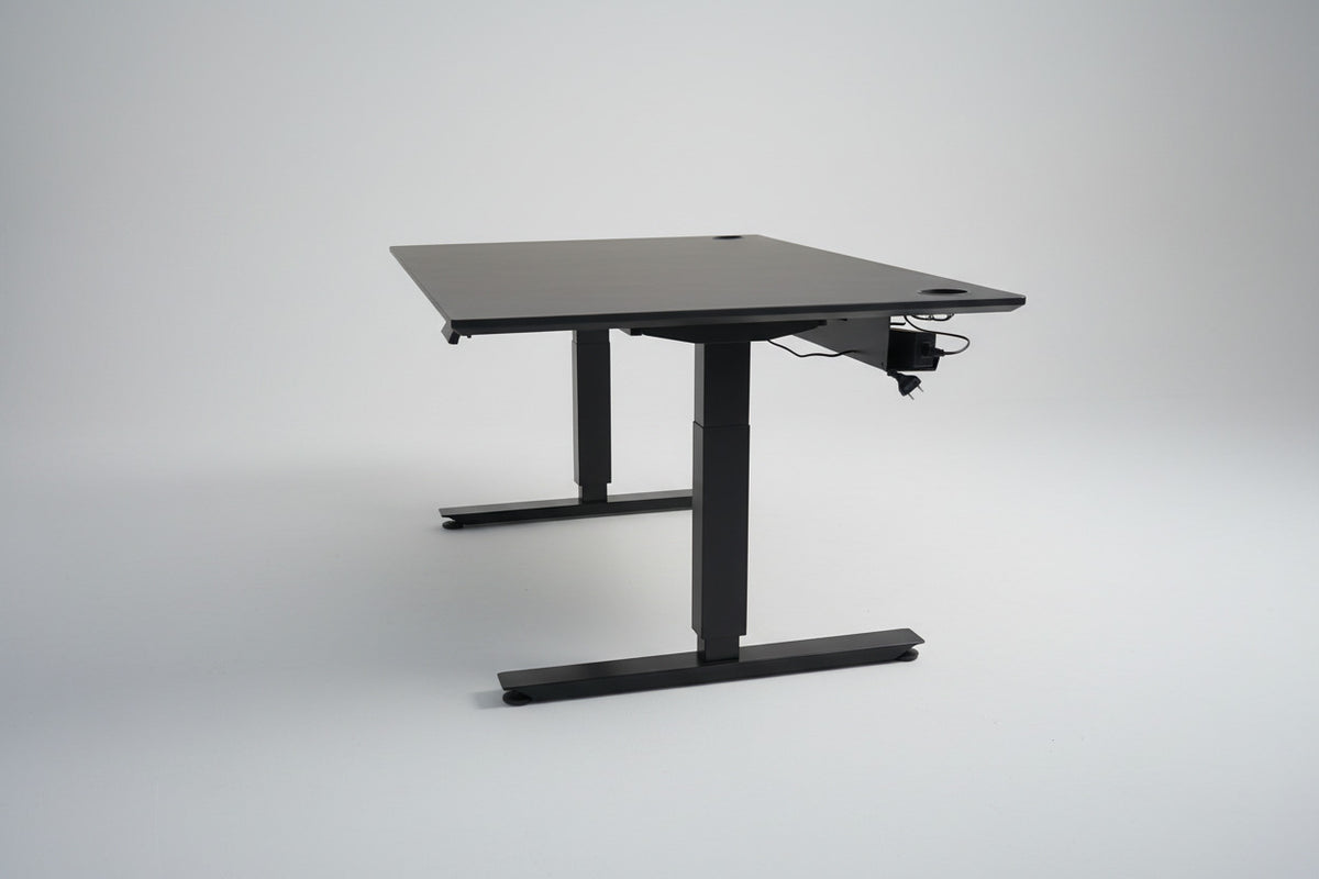 EFG hæve-sænkebord 160x90 cm set fra siden med sort linoleumsbordplade, sort stel og integreret sort kabelbakke.