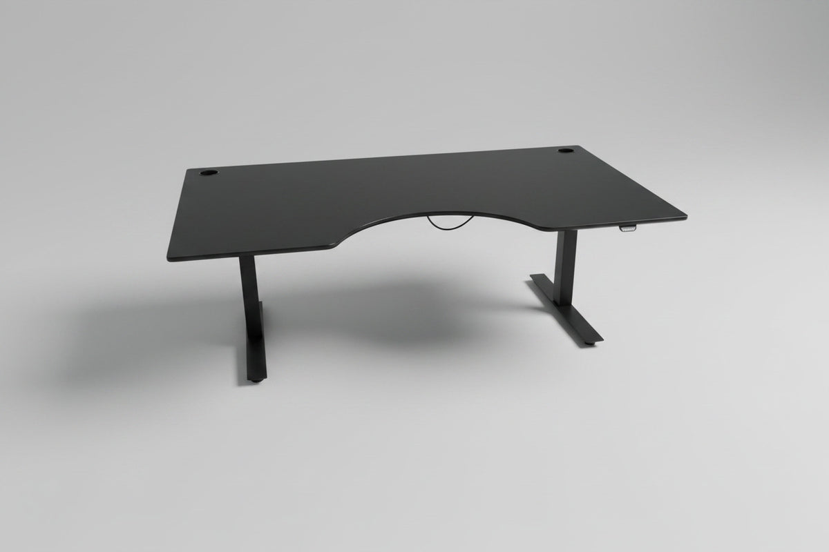 EFG hæve-sænkebord 180x110 cm med sort linoleumsbordplade, ergonomisk mavebue og sort stel set forfra.
