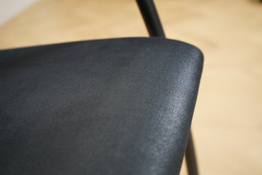 Detalje af EFG konferencestol med sort polstret sæde og robust kvalitet – elegant mødestol