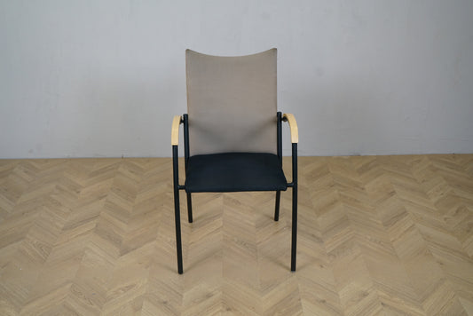 EFG konferencestol i sort og beige med træarmlæn set forfra – mødestol eller spisestol med 45 cm siddehøjde