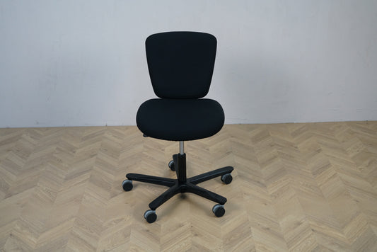 EFG sort kontorstol med lav ryg, sort fodkryds og ergonomisk design, set forfra.