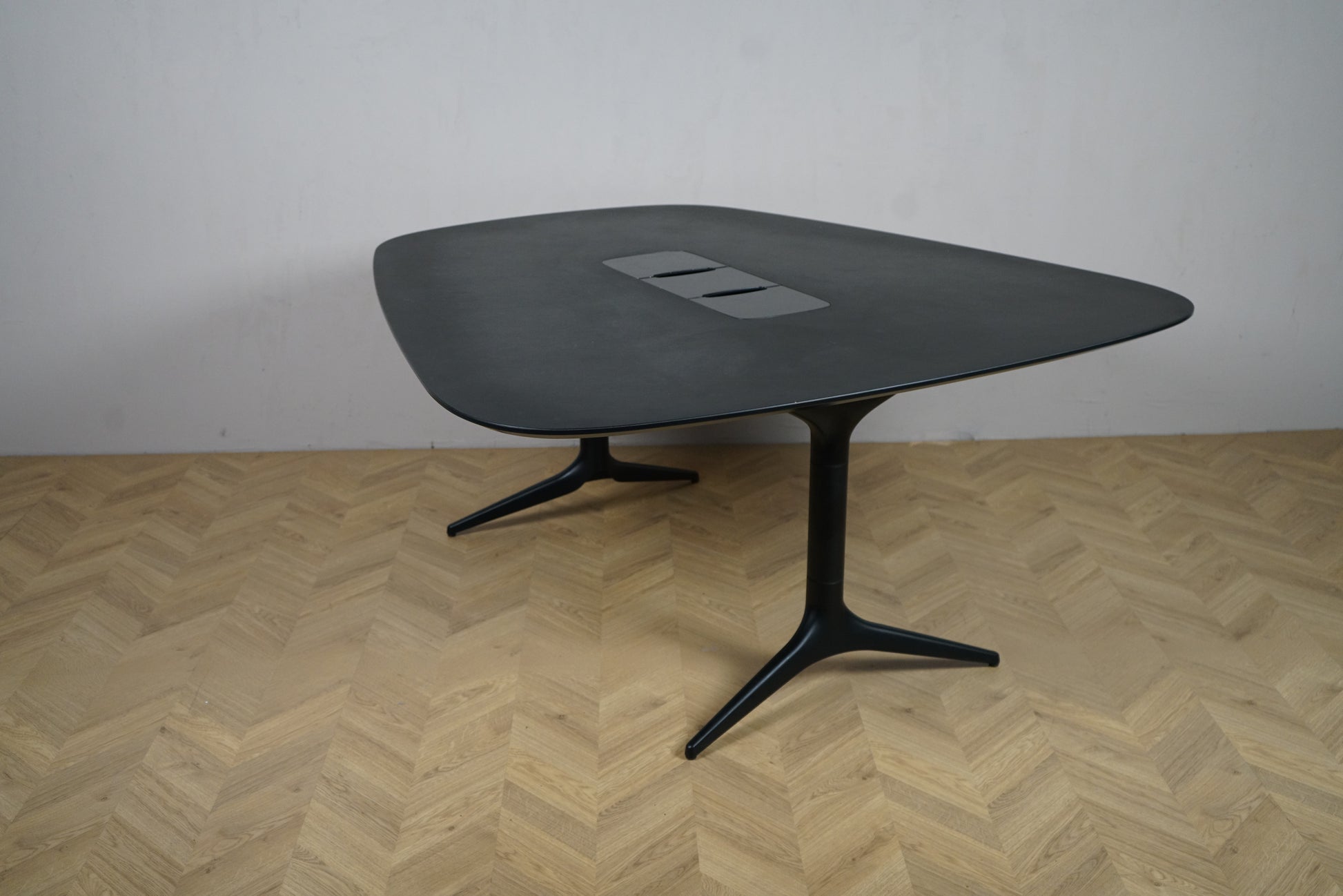 EFG konferencebord i sort linoleum 160x140 cm – skrå front venstre vinkel