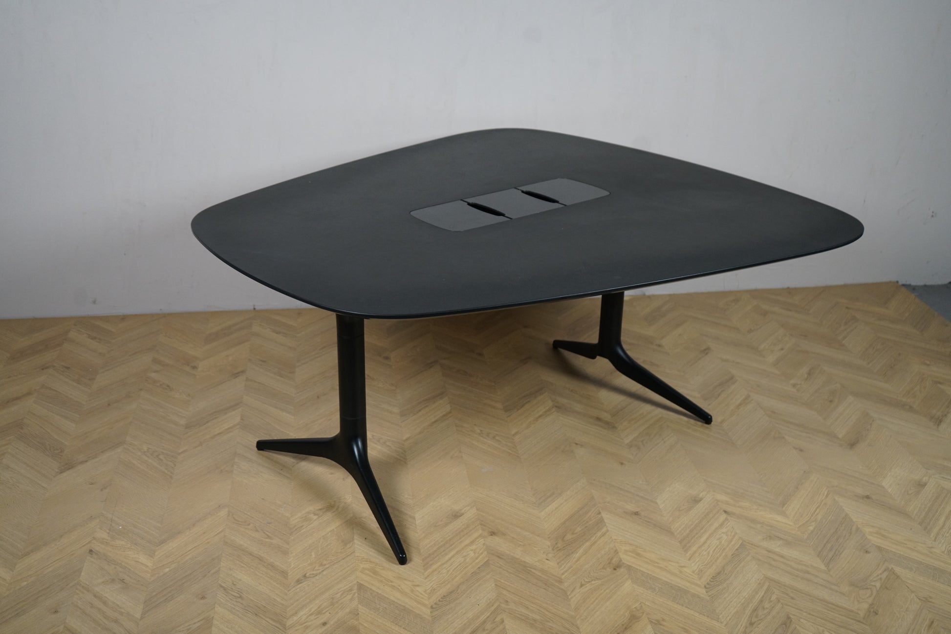 EFG mødebord i sort linoleum 160x140x73 cm set forfra – konferencebord til kontor og mødelokale