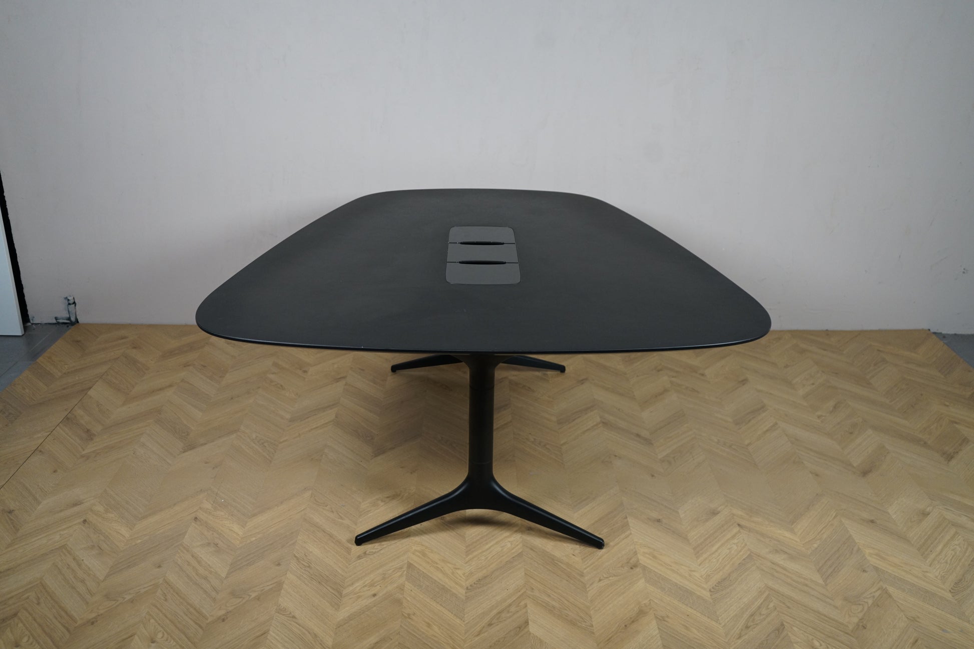 EFG mødebord i sort linoleum – elegant konferencebord set fra siden