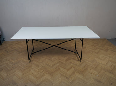 Egon Eiermann spisebord i hvidt laminat 200x110 cm set forfra.