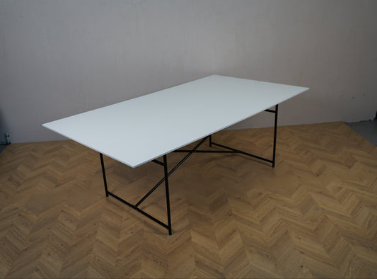 Egon Eiermann hvidt spisebord 200x110 cm set fra skrå højre vinkel.