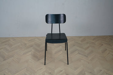 Ellos kantinestol i sort med formbøjet askefiner og mat sort stel set forfra.