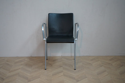 Engelbrechts Chairik konferencestol i sort læder set forfra med armlæn