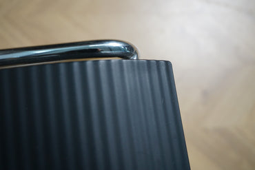 Close-up af sort sæde og ryg på Engelbrechts Chairik konferencestol