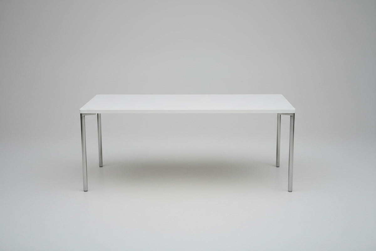 Engelbrechts hvidt spisebord 180×80 cm med krom stel set forfra