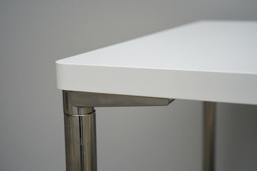 Close-up af hvid bordplade på Engelbrechts spise- og kantinebord