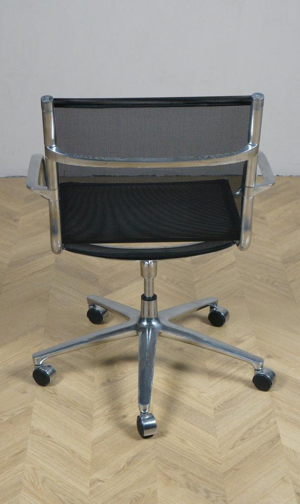 Bagfra visning af sort Engelbrechts Joint konferencestol med mesh-ryg og hjul