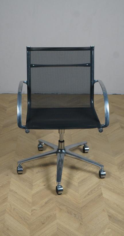 Engelbrechts Joint konferencestol i sort mesh set forfra med poleret aluminiumsstel og armlæn