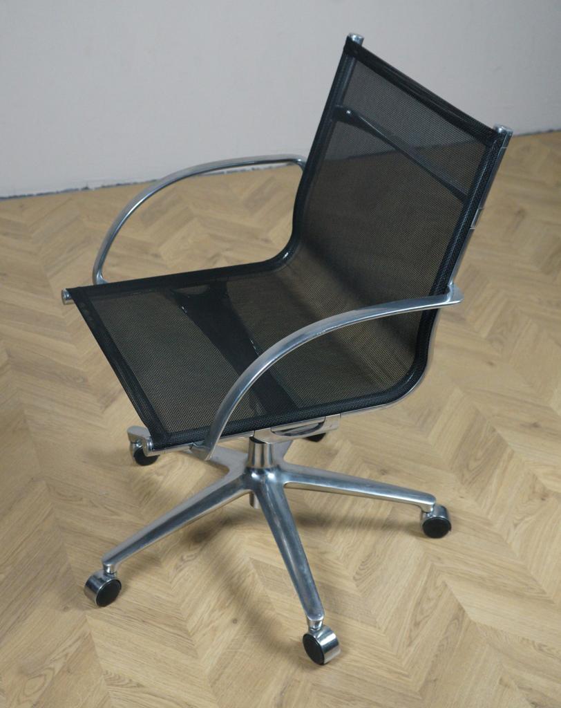 Sidevisning af Engelbrechts Joint konferencestol med ergonomisk ryglæn og poleret stel