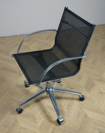 Sidevisning af Engelbrechts Joint konferencestol med ergonomisk ryglæn og poleret stel