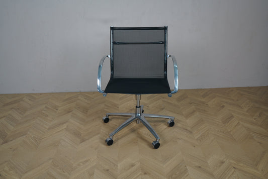 Engelbrechts kontorstol set forfra – stilren og ergonomisk stol med sort mesh og poleret aluminiumsstel.