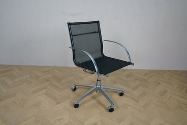 Engelbrechts kontorstol set fra siden – ergonomisk design med åndbart mesh, armlæn og elegant aluminiumsstel.