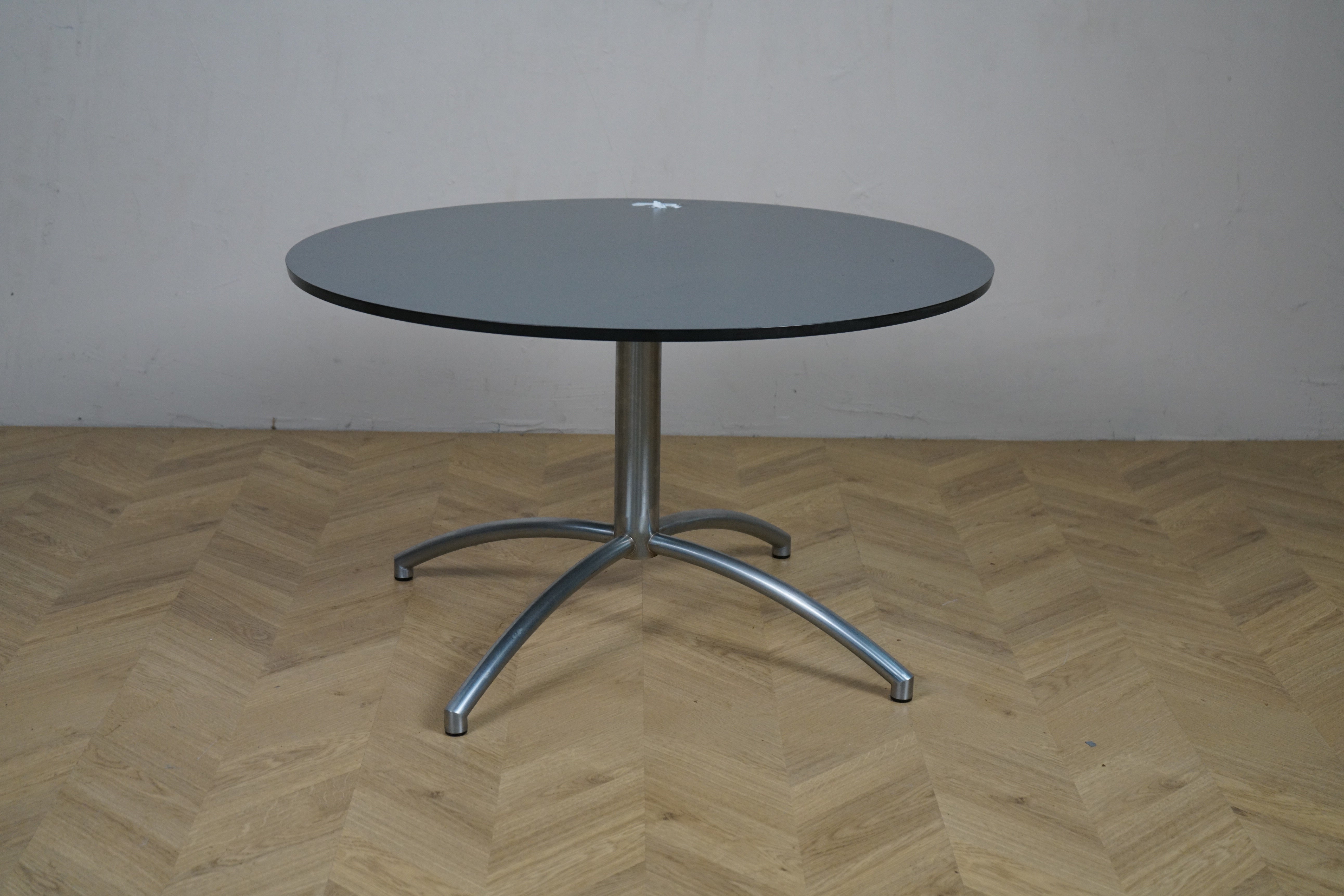 Erik Jørgensen rundt sofabord med antracitgrå laminat bordplade set forfra