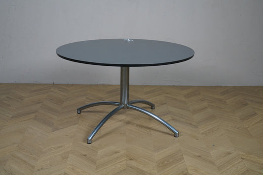 Erik Jørgensen rundt sofabord med antracitgrå laminat bordplade set forfra