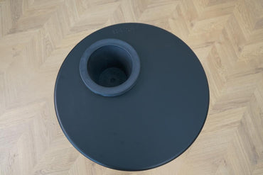 Ovenfra visning af Fatboy Bakkes sofabord i sort med plantepotte i den ene side – funktionelt og stilrent design.