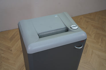 Top af Fellowes 3140C makulator med betjeningsknap og papirindføring