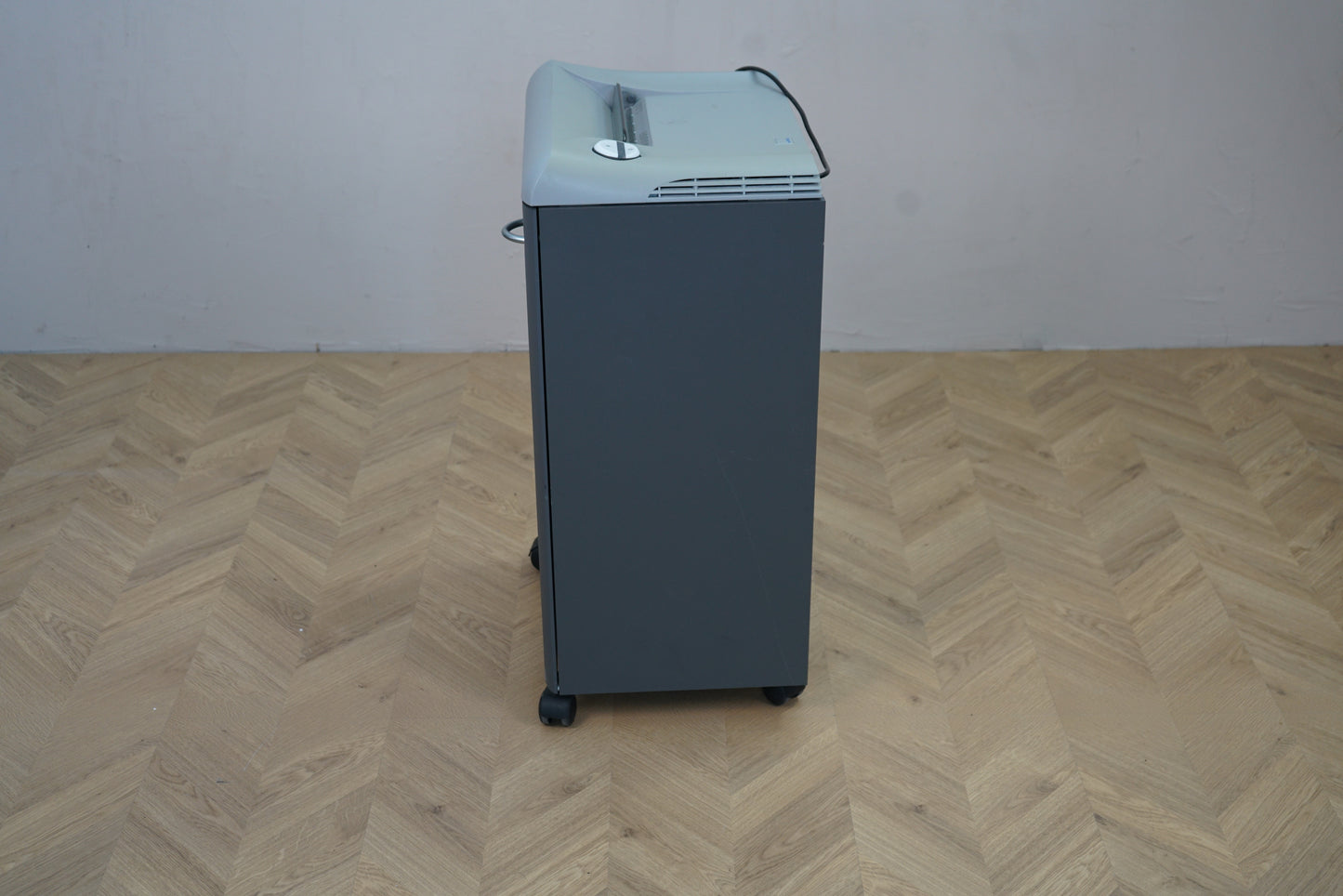 Fellowes 3140C makulator set fra siden – robust design med hjul
