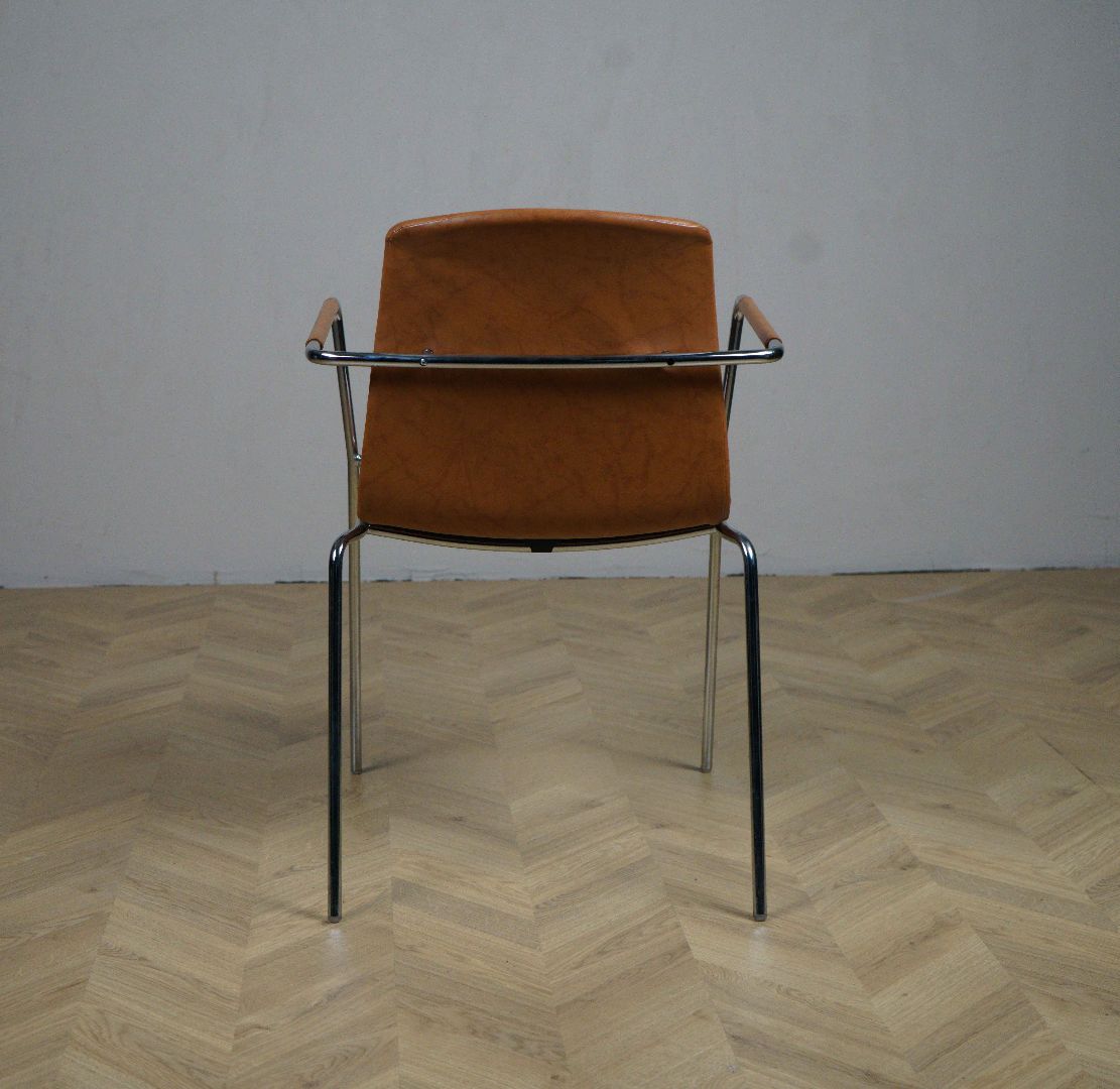 Flakes 2.0 stol i brun/cognac set bagfra, designet af Schmidt Hammer Lassen.