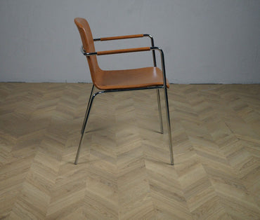 Flakes 2.0 stol i brun/cognac set fra siden med tidløst og enkelt design