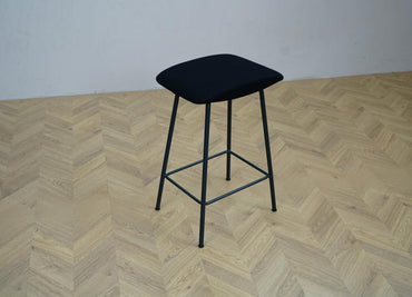 Sidebillede af sort Four Design højstol uden ryglæn – polstret sæde, H67