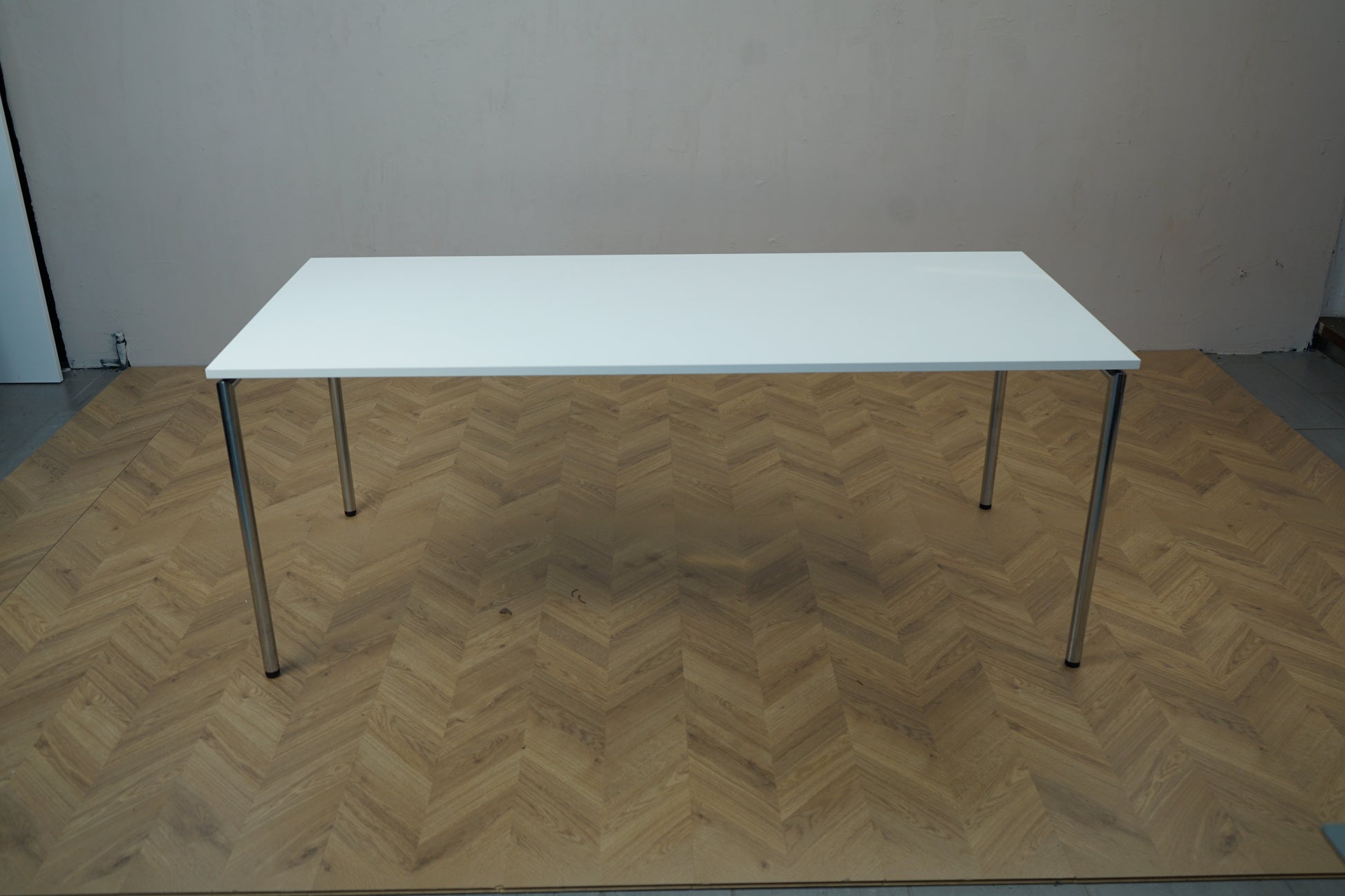 Four Design bord 180x80 cm set forfra med hvid bordplade og slanke kromben – elegant til mødelokaler og spisestuer