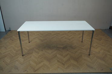 Four Design bord 180x80 cm set forfra med hvid bordplade og slanke kromben – elegant til mødelokaler og spisestuer