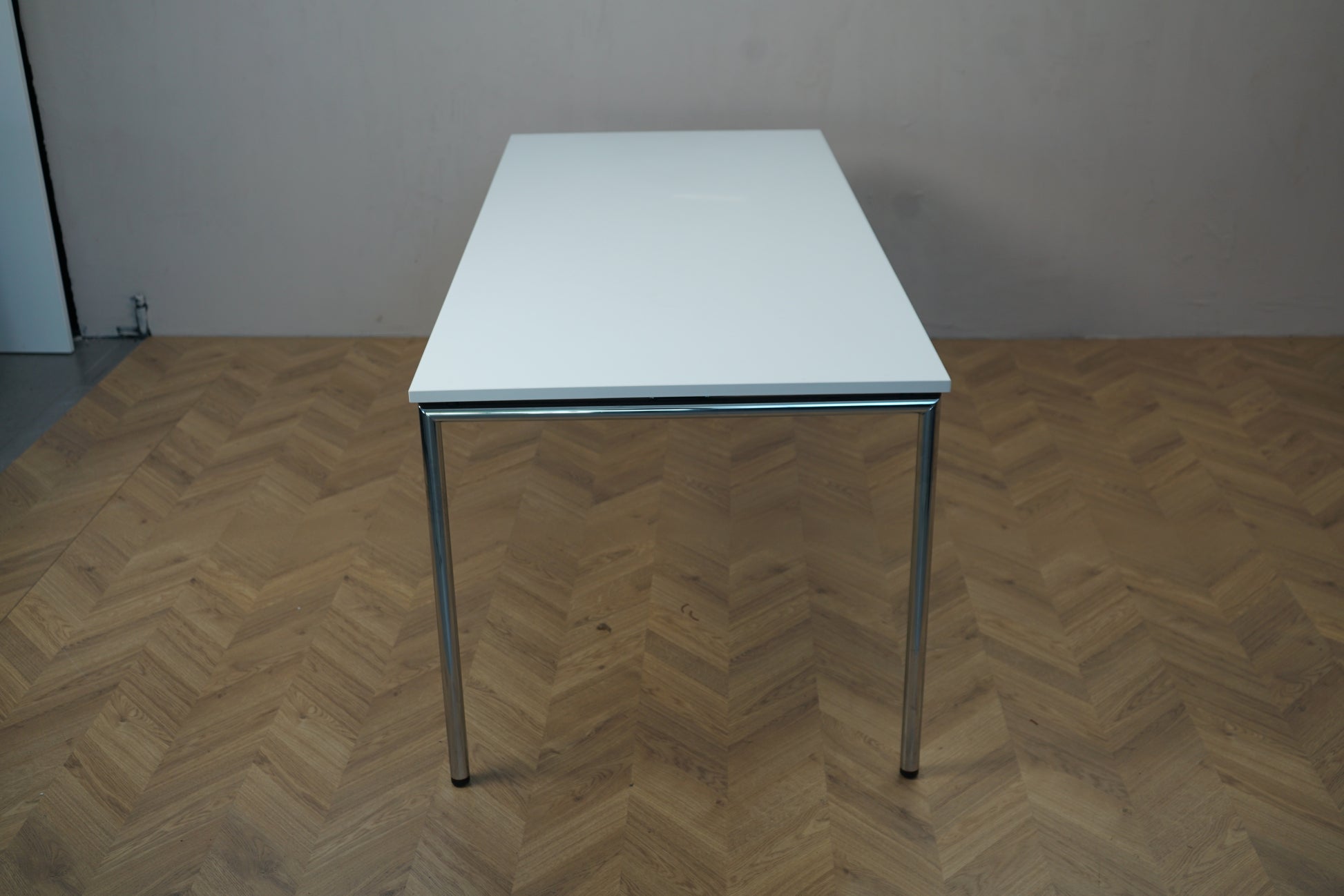 Four Design bord 180x80 cm set fra siden med hvid plade og kromben – fleksibelt som konferencebord eller spisebord