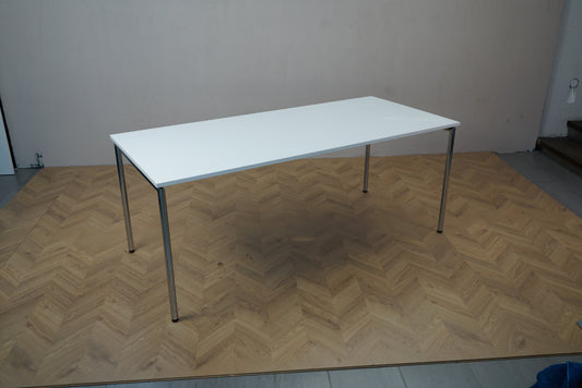 Four Design bord 180x80 cm med hvid bordplade og kromben set fra skrå vinkel – ideelt som spisebord, mødebord eller konferencebord