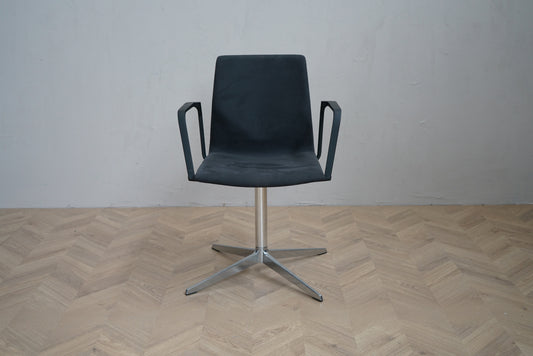 Four Design EVO konferencestol med armlæn i mørkegråt stof og drejestel i aluminium set forfra