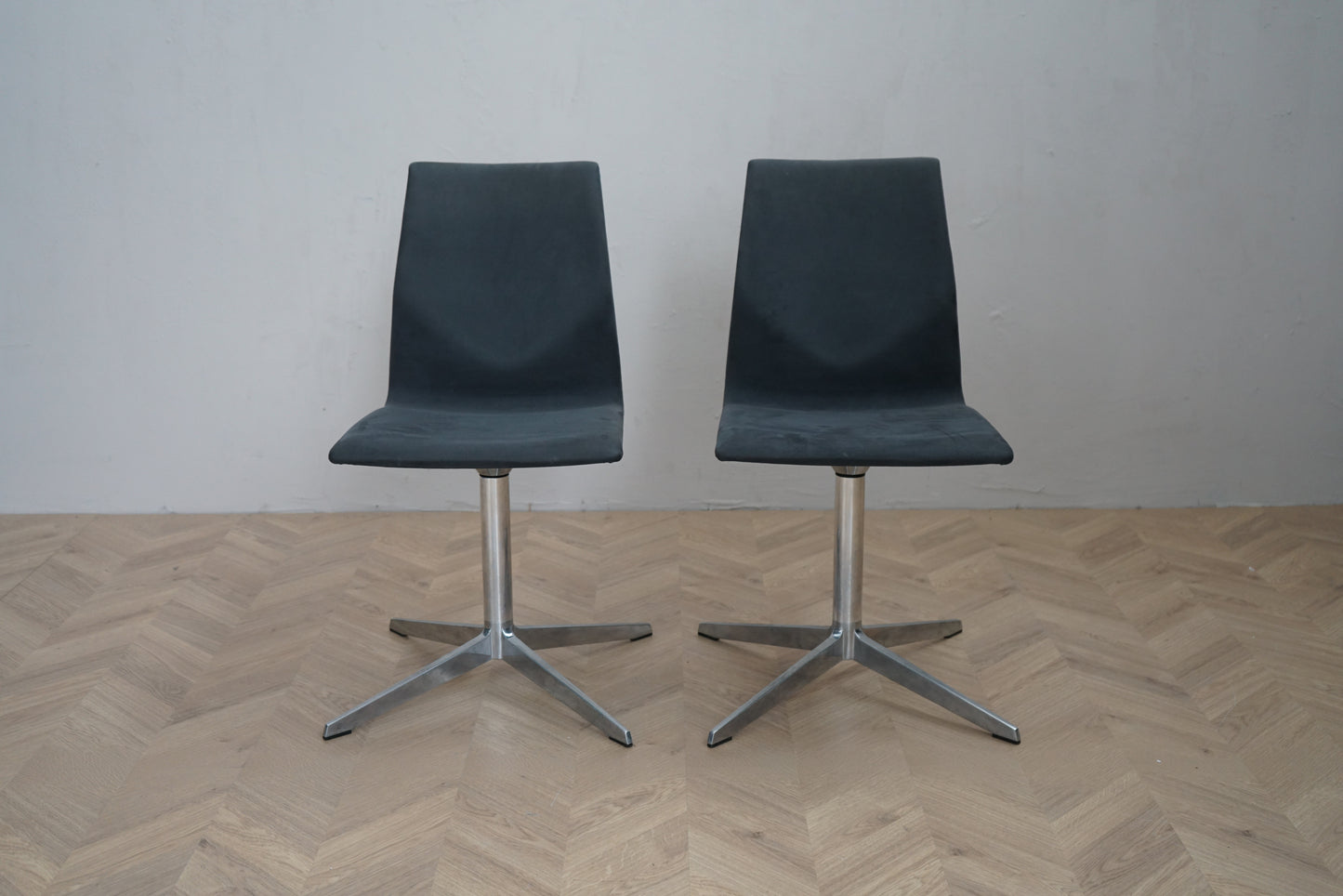 Four Design EVO mødestole i mørkegråt stof med drejestel i aluminium set fra siden