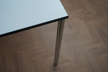 Close-up af foldemekanisme og bordplade på Four Design foldbart kantinebord i hvid