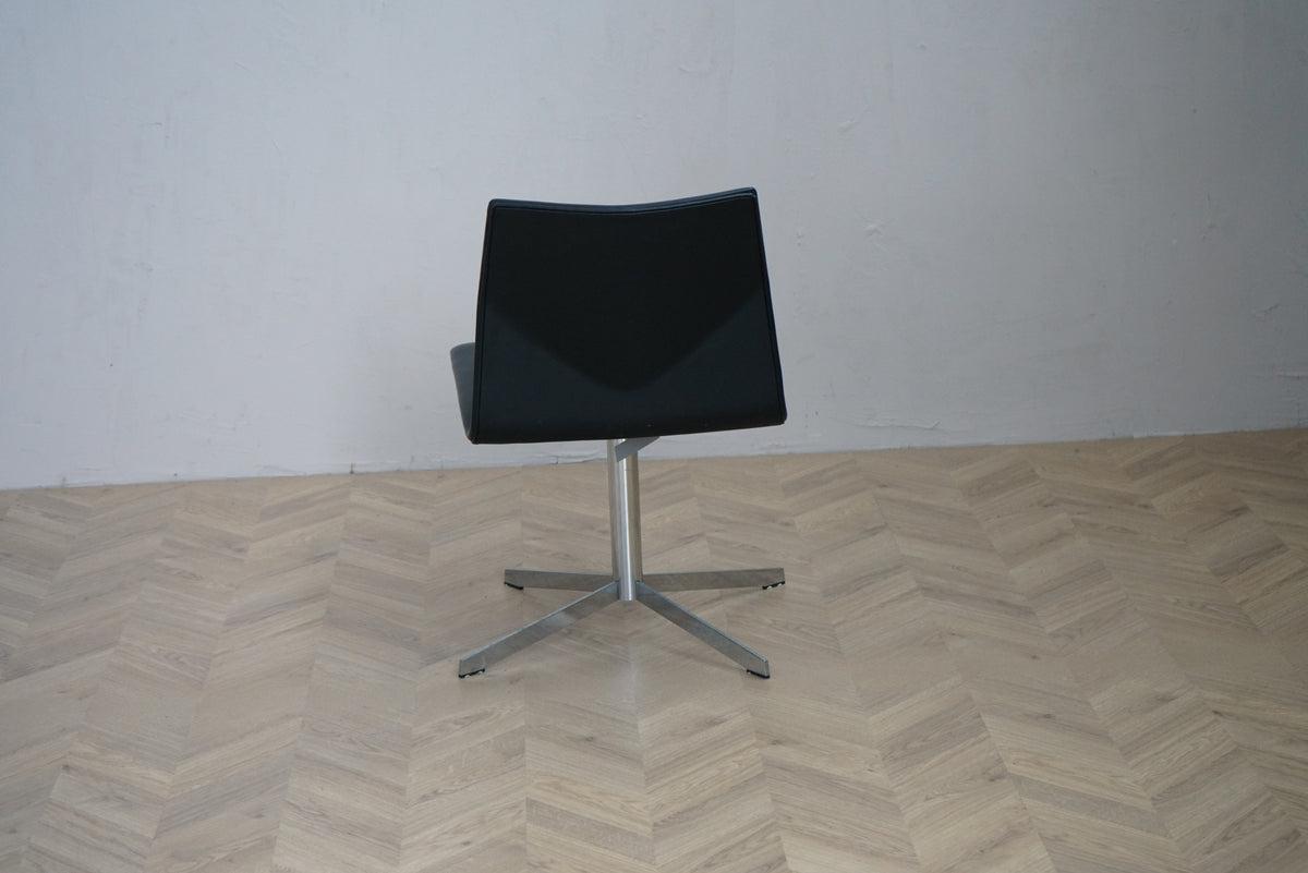 Four Design Four Cast loungestol set bagfra med sort læder og drejefod