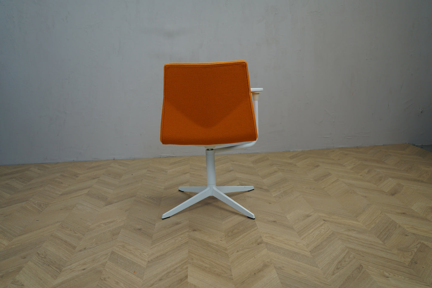 Four Design FourCast stol i orange set bagfra med hvidt aluminiumsstel.