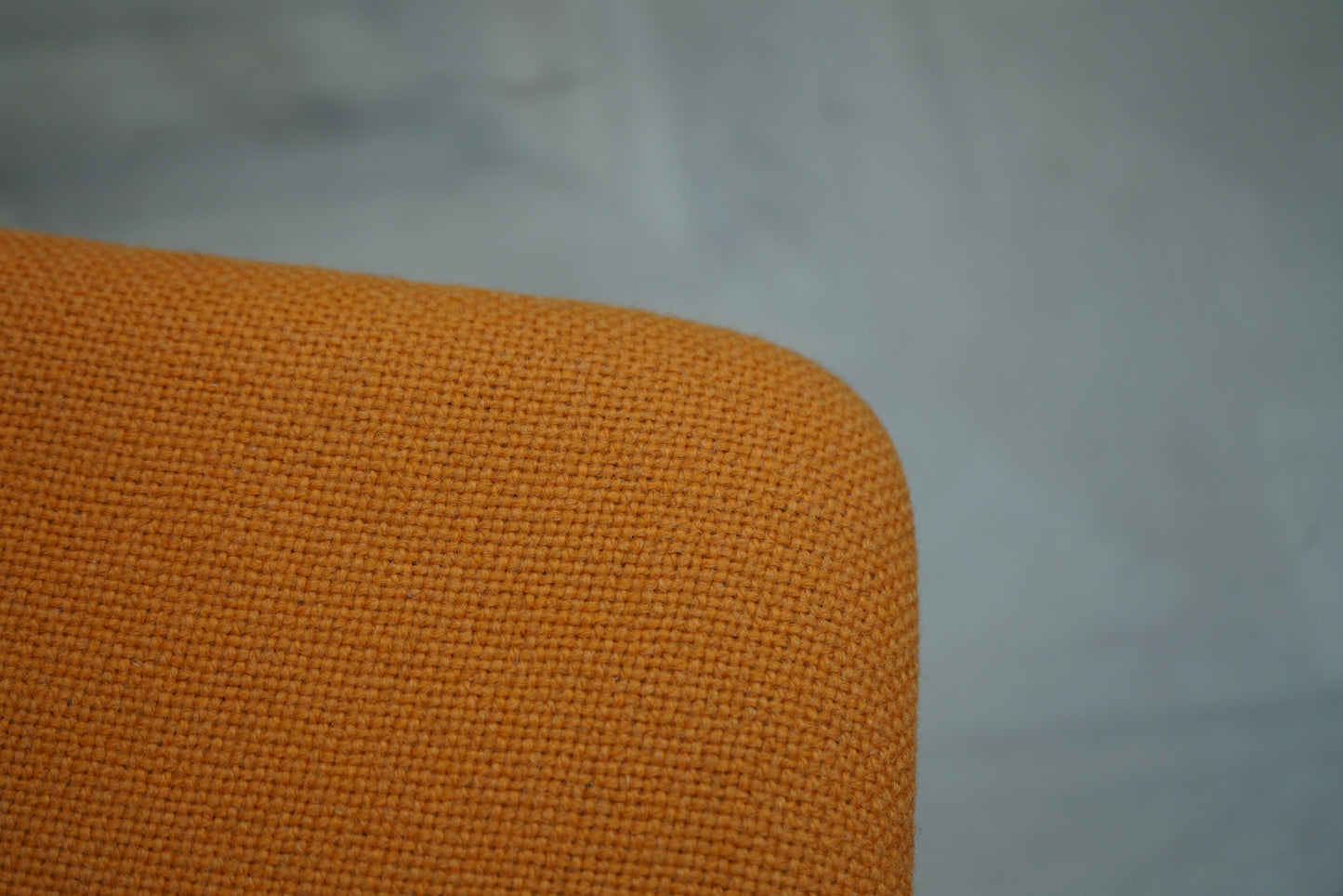 Detalje af orange stof på Four Design FourCast stol – slidstærkt materiale.