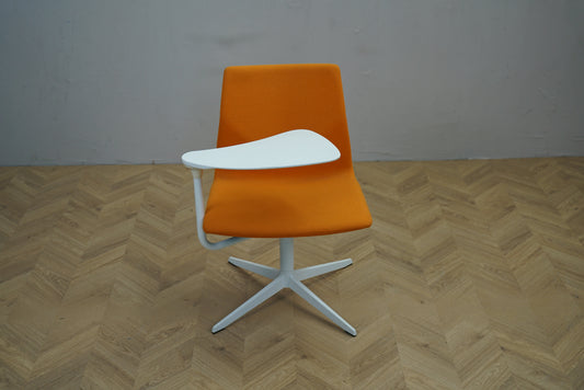 Four Design FourCast stol i orange med hvidt stel og skriveplade set forfra.