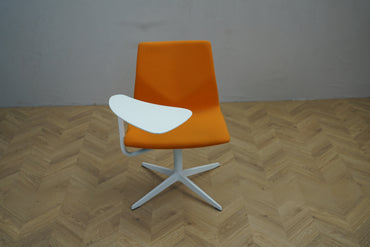 Four Design FourCast stol i orange set fra skrå vinkel med hvid firpasfod.