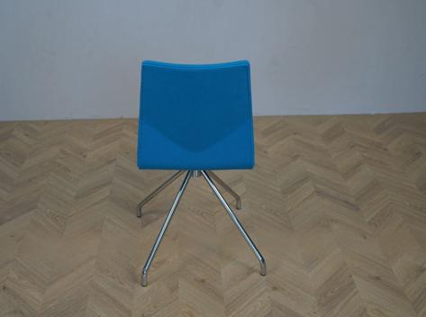 Bagfra visning af Four Design FourOne konferencestol i blå/turkis med fuldpolstret ryg og drejestel.