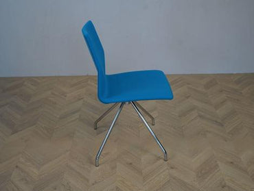 Sidenbillede af Four Design FourOne konferencestol i blå/turkis med vippefunktion og drejestel.