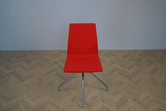 Frontbillede af Four Design FourOne konferencestol i rød med fuldpolstret sæde og ryg samt drejestel.