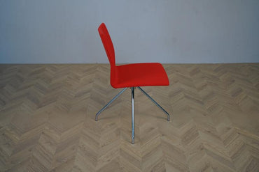 Sidenbillede af Four Design FourOne konferencestol i rød med vippefunktion og drejestel.