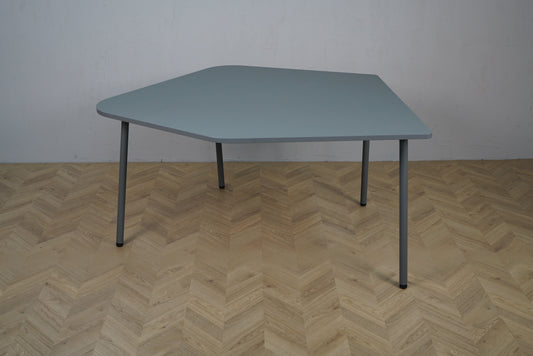 Four Design FourReal 741 Flake bord i grå med sammenklappelige ben og hjul set forfra