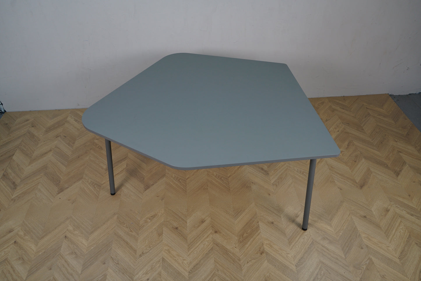 Topview af Four Design FourReal 741 Flake bord i grå, flake formet bordplade